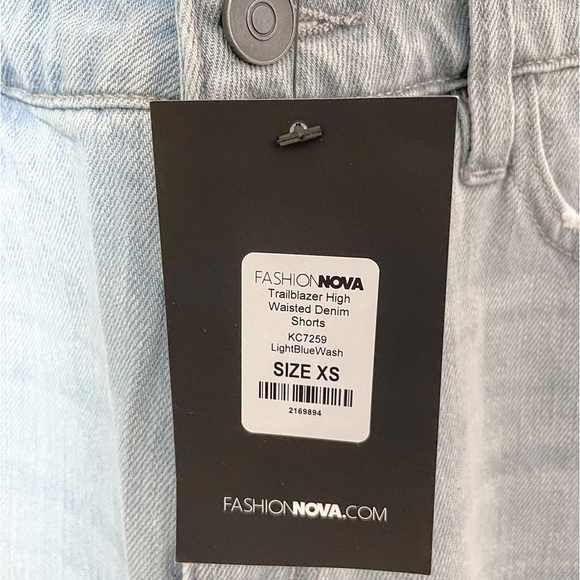 *NWT* FASHION NOVA Trailblazer High Waisted Denim Shorts - Light Blue Wash - Picture 5 of 5
